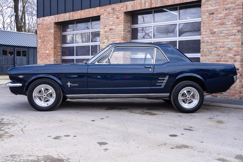 1966 Ford Mustang coupe niebieski
